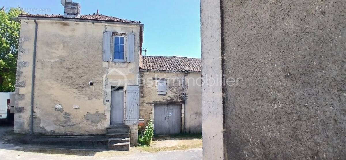 Maison à SAINT-GENIS-D'HIERSAC