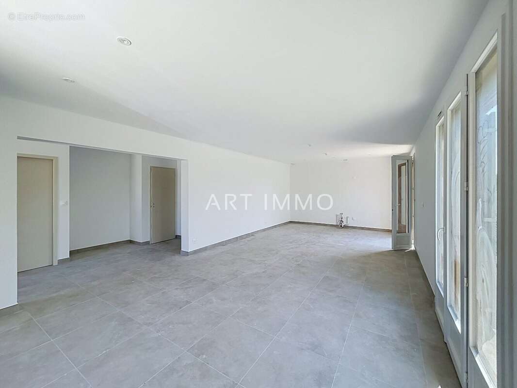 A vendre appartement trois chambres avec balcon. - photo 3