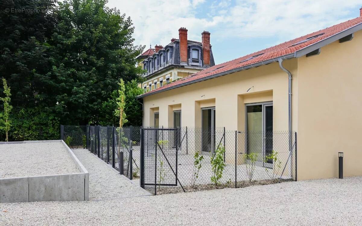 Commerce à TASSIN-LA-DEMI-LUNE