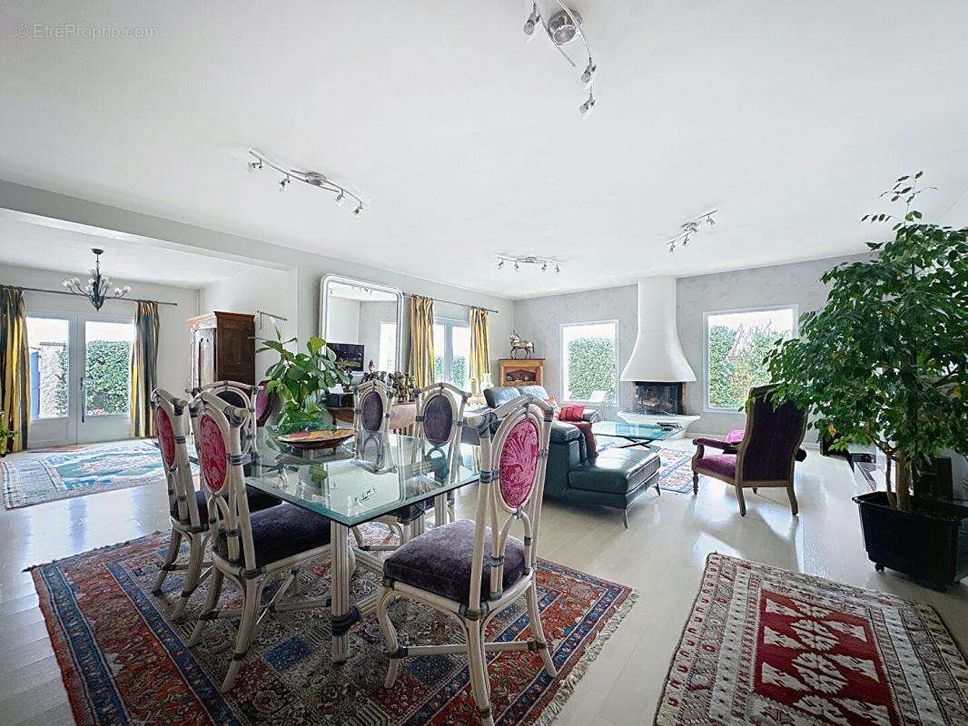 Maison à SAINT-HILAIRE-DE-CHALEONS