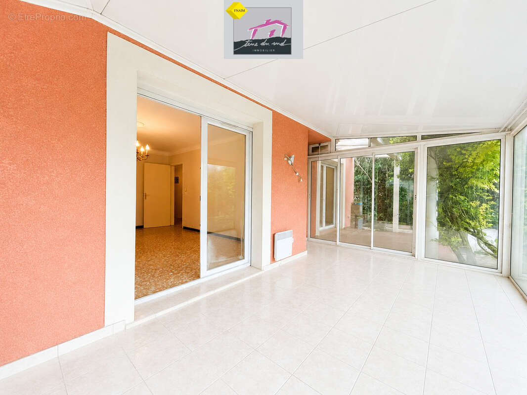 Maison de plain pied avec jardin et double garage - photo 2