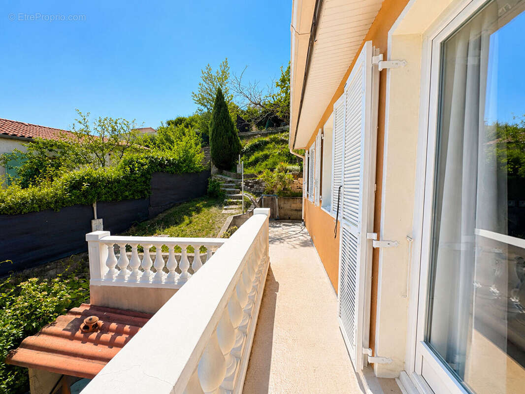 A vendre - contes la vernea - villa de 132 m² 5 pieces - terrain 500 m² - garage - parking - photo 2