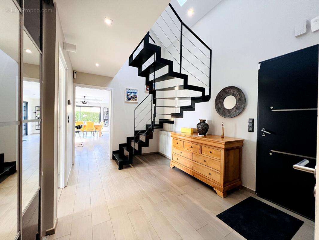 Belle contemporaine avec piscine- 196 m2 - 4 suites - photo 12