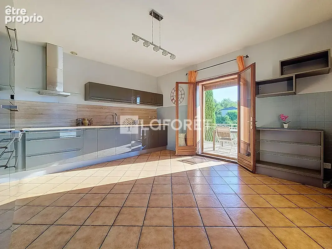 Maison familiale avec piscine, beaux volumes et espace indépendant - photo 9