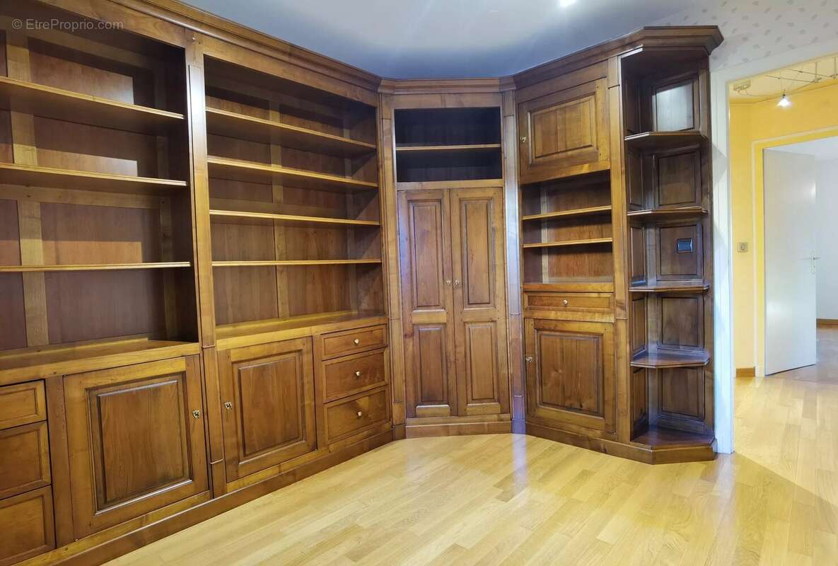 RARE-Appartement de 96 m² avec ascenseur, garage et loggia - photo 3