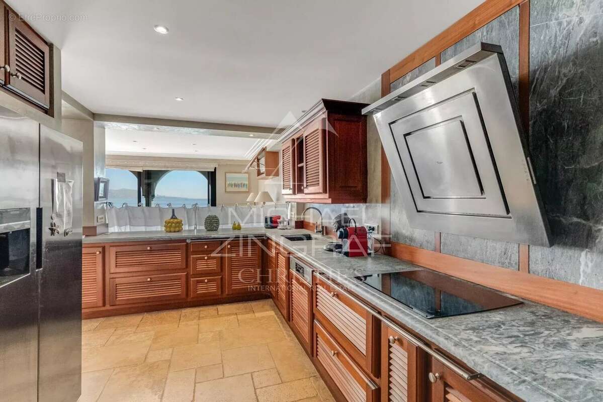 Villa pieds dans l'eau entre Cannes et Saint Tropez - EXCLUSIVITE - photo 9