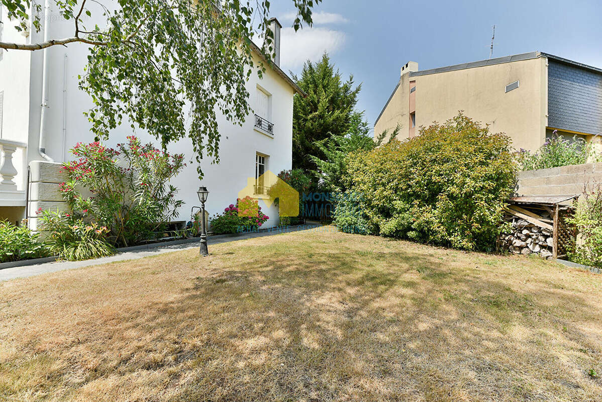 Maison à SAINTE-GENEVIEVE-DES-BOIS