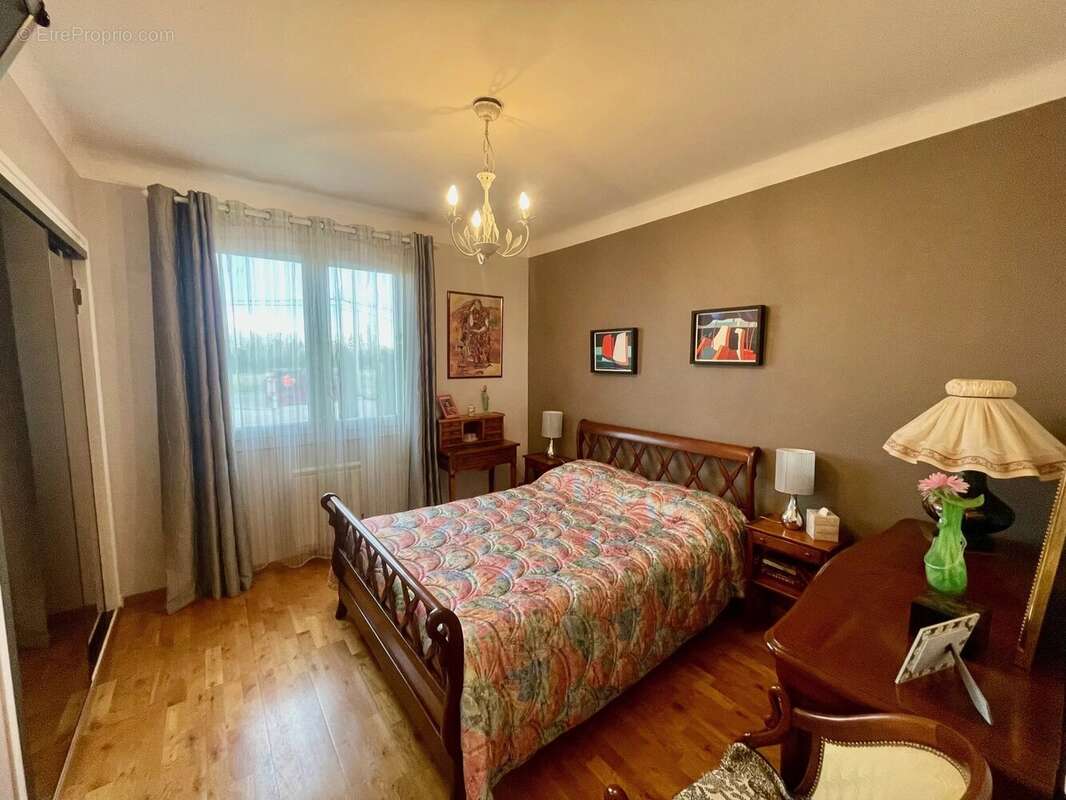 Maison à VILLENEUVE-DU-PAREAGE