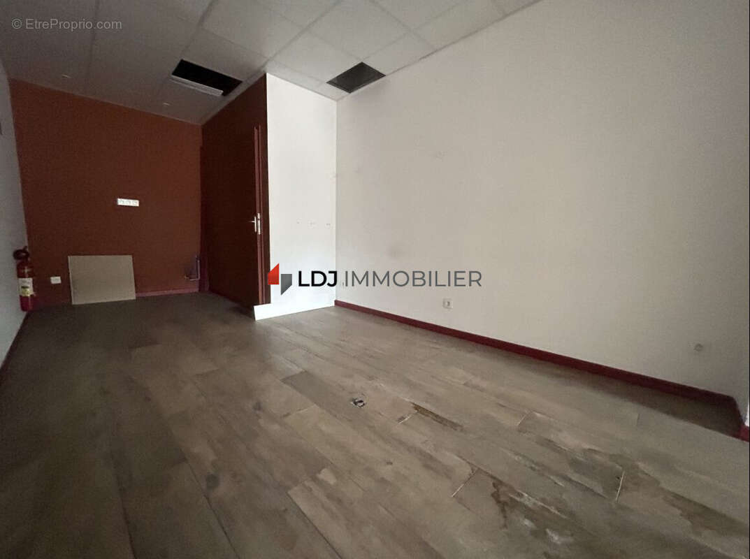 Commerce 37 m² à Amelie-Les-Bains-Palalda  - photo 2