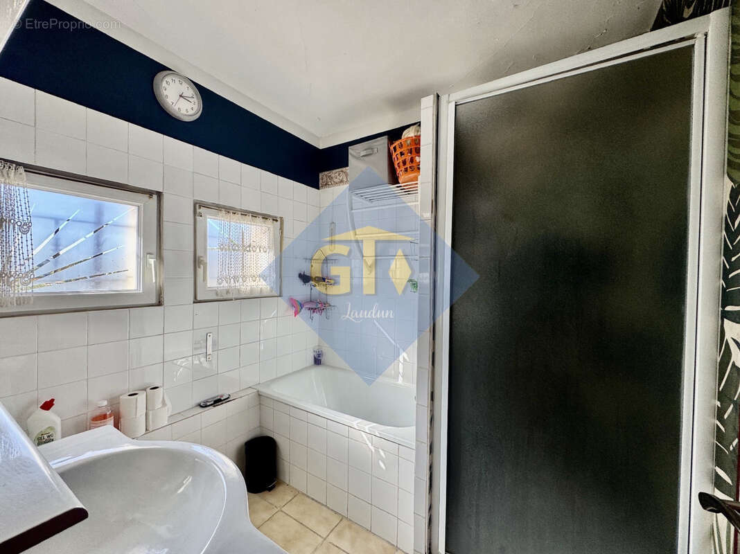 Maison à LAUDUN-L'ARDOISE