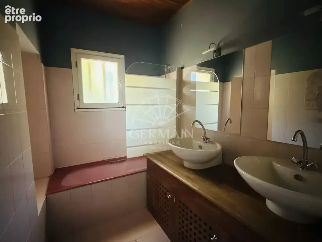 Le Thor, à vendre, mas à rafraîchir avec double garage et dépendance sur environ 1600 m² de terrain. - photo 7