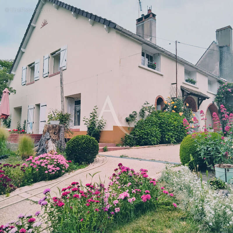 Maison à SAINT-DENIS-DE-L&#039;HOTEL