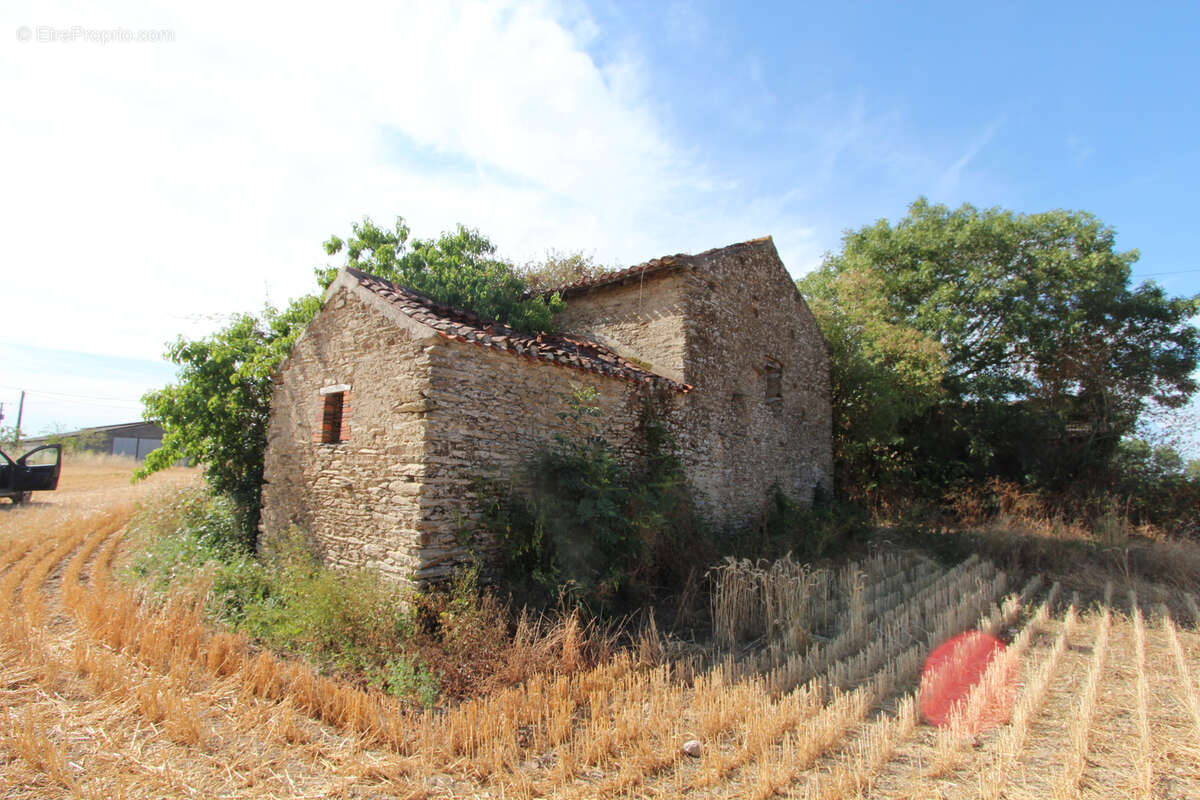 Bâtiment en pierre à rénover avec vue dégagée - photo 5