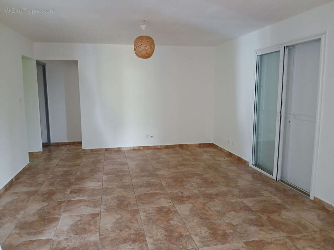 VILLA F4 sur 674 m² de terrain STE MARIE - photo 3