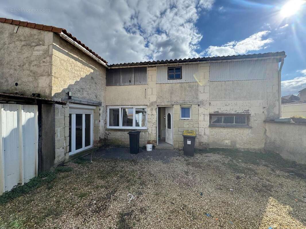   - Maison à ARGENTON-L'EGLISE