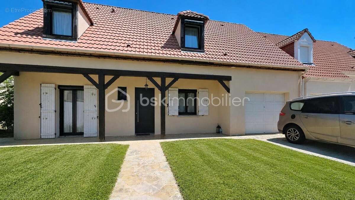 Maison à SAVIGNY-LE-TEMPLE