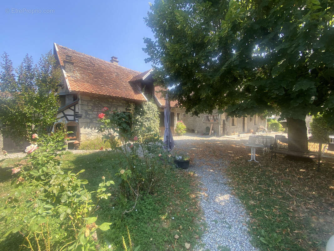Maison de caractère avec dépendances sur un terrain paysagé de 1 146 m2 - photo 3