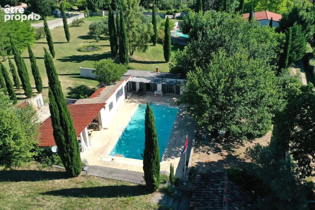 VILLECROZE,   propriété sur 4.2 hectares, bastide de charme, poolhouse, piscine, bassin, cabanon et oliveraie. - photo 3