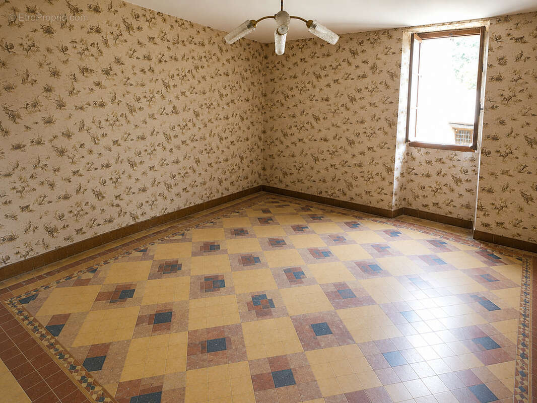 Maison en pierre située au cœur du village, avec jardin. - photo 6