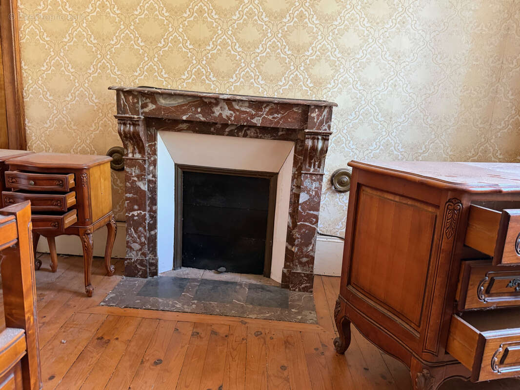 Auv 1227 : Maison de bourg à rénover, jardin, garages et grange - photo 16