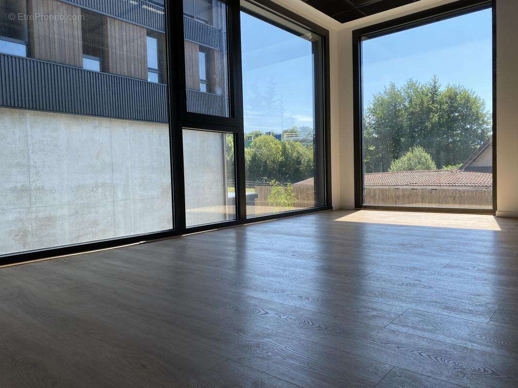 Commerce à ALLONZIER-LA-CAILLE