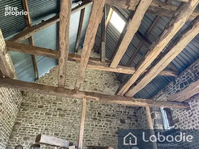 A proximité d'un bourg tous commerces, un beau bâtiment en pierres à rénover, terrain de 3128m2. - photo 12