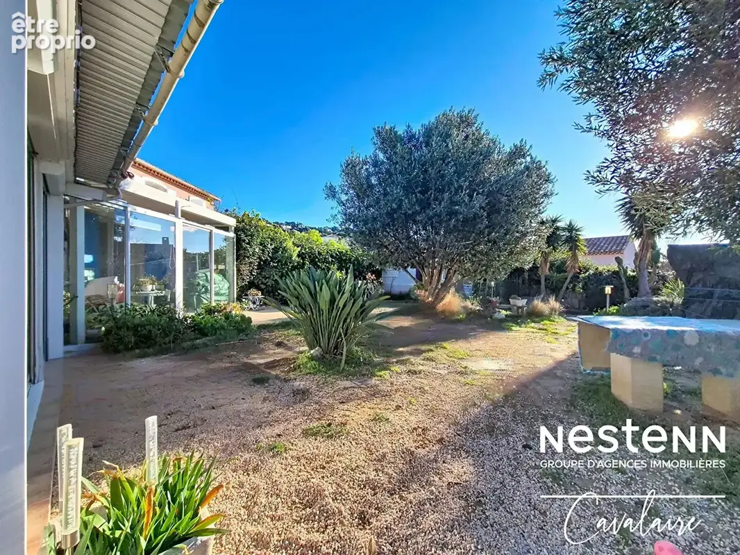 Maison d'environ 120 m² de plain-pied avec vue mer sur un terrain piscinable dans un quartier prisé de Cavalaire - photo 19