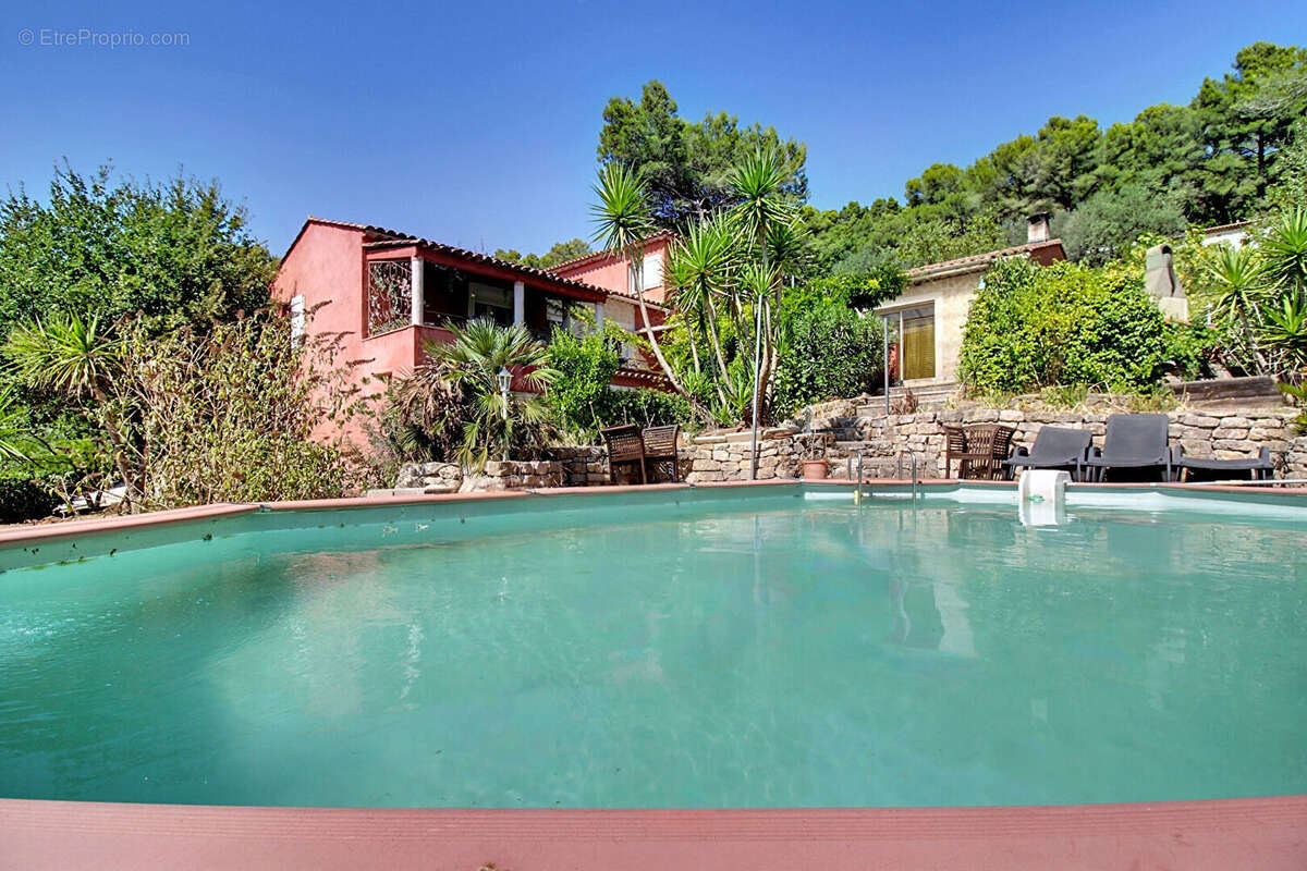 À VENDRE EN EXCLUSIVITÉ - CALLAS Maison 4 chambres avec piscine et grand terrain de 3205 m² - photo 3