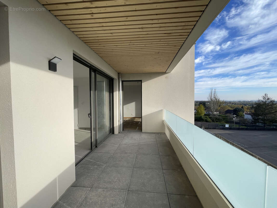 Appartement à LA TOUR-DE-SALVAGNY