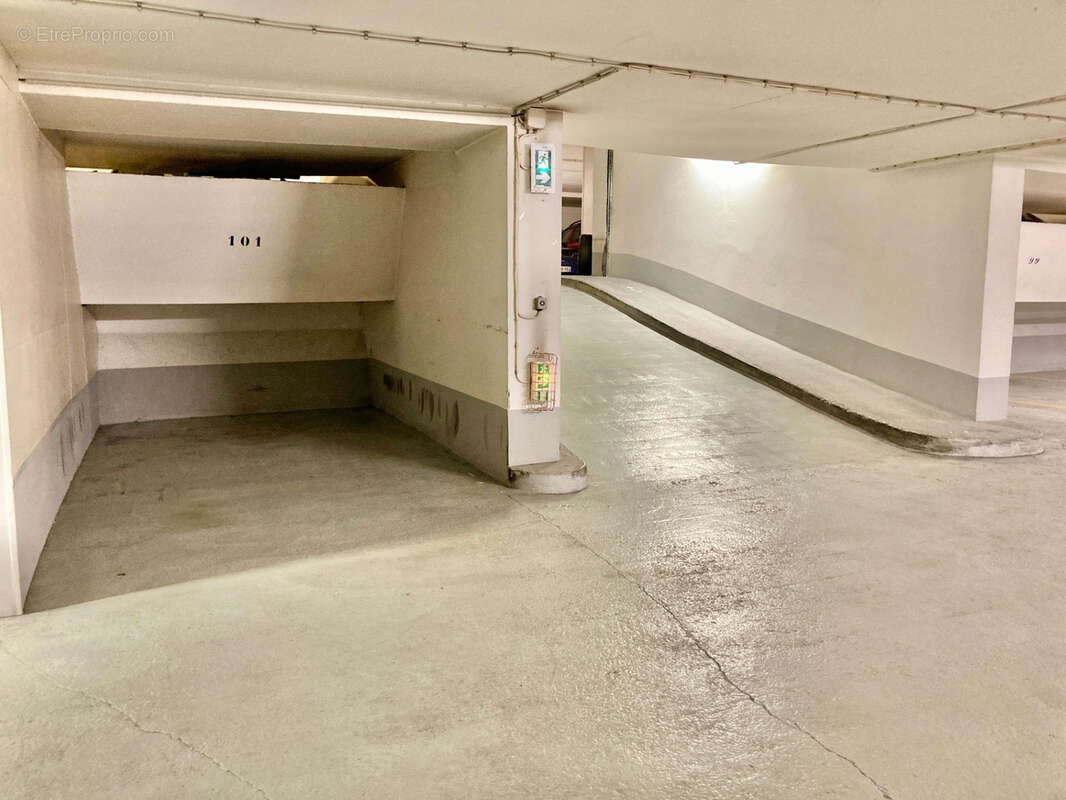 Parking à PARIS-4E