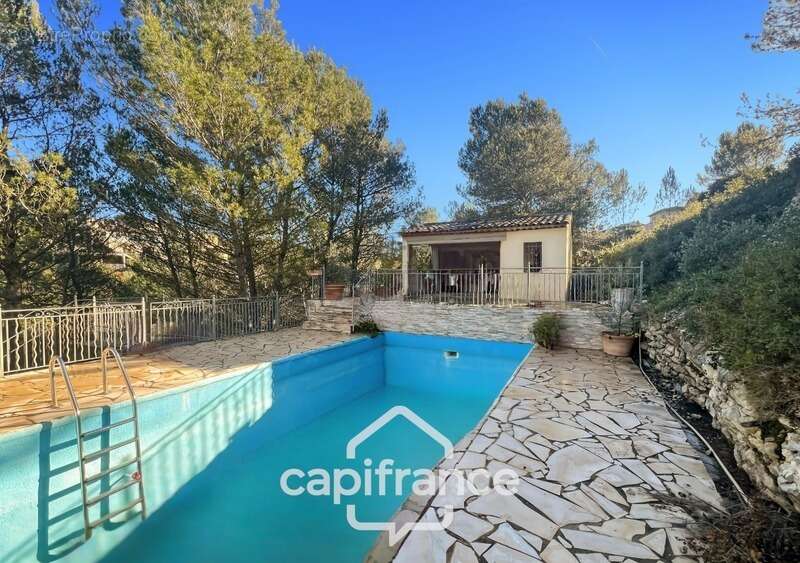 Domaine et Golf de Pont Royal, belle  propriété de 290 m2 établie sur un terrain de 2600 m2, cinq chambres, un bureau, piscine,  - photo 2