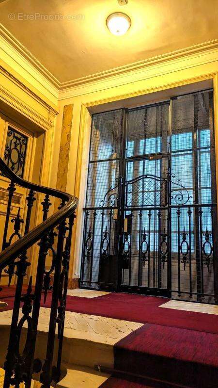 Commerce à PARIS-9E