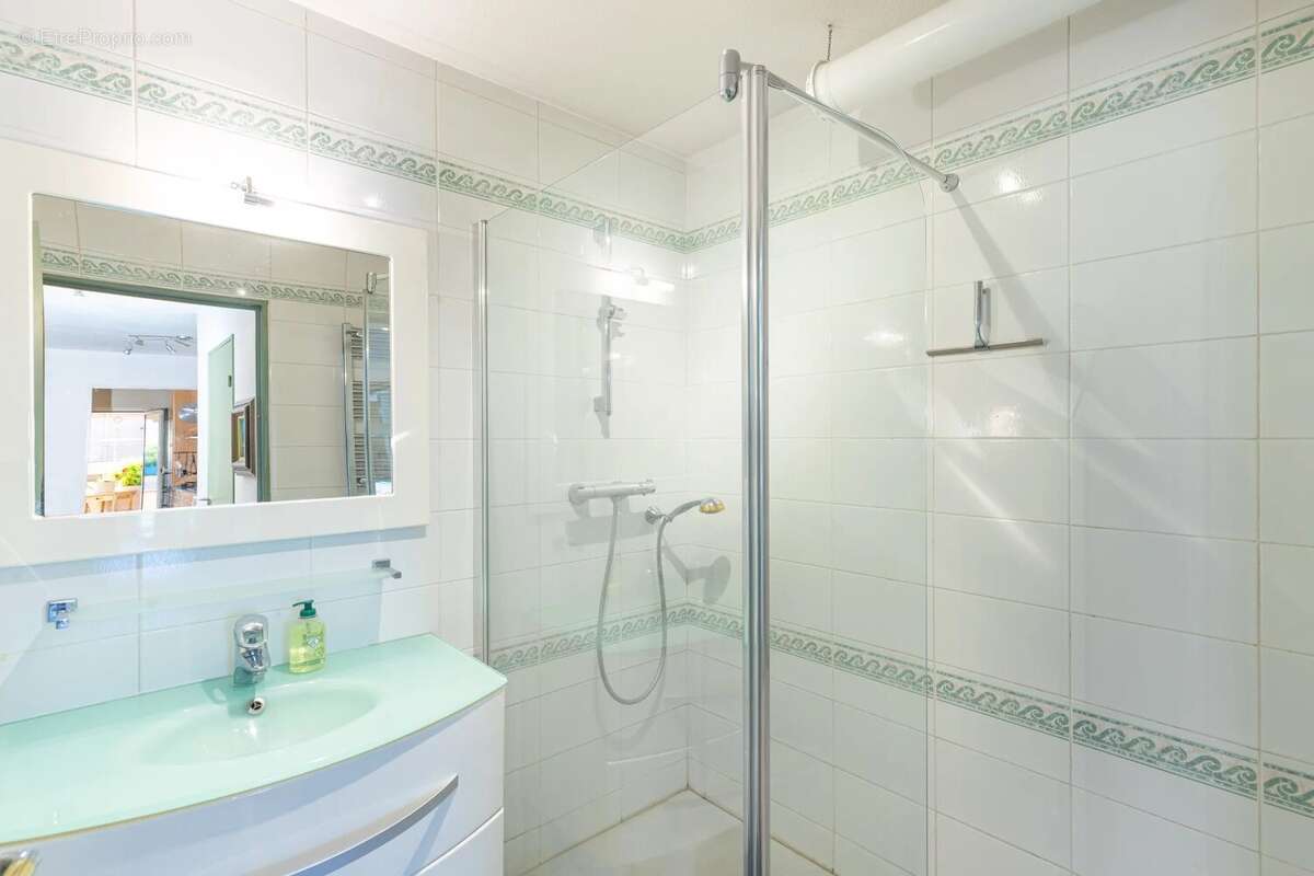 VENDU - Exclusivité  - JUAN-LES-PINS - Magnifique 3P avec terrasse de 40m² - piscine - parking en sous sol - à 150 m des plages - photo 9