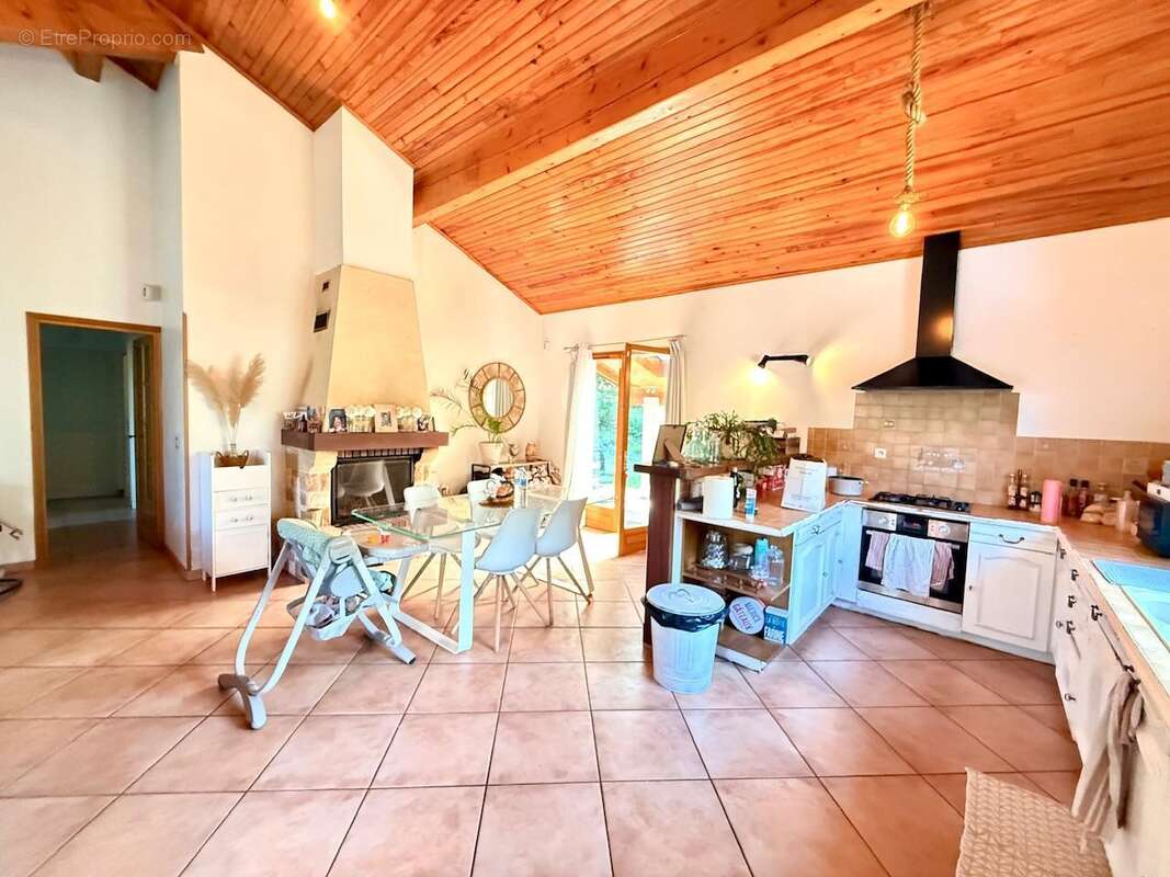   - Maison à AX-LES-THERMES