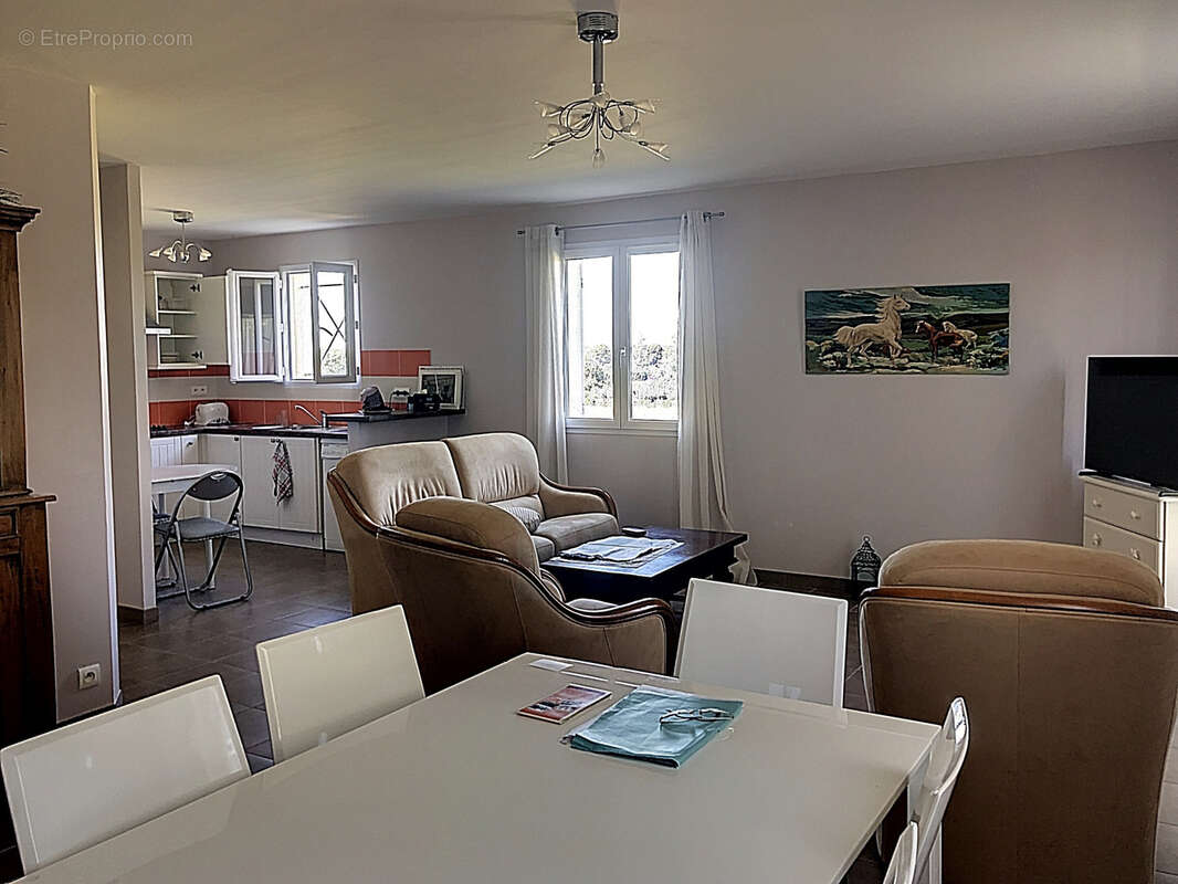 Immeuble 3 appartements (1 libre, 2 loués) 3 garages jardin - photo 2