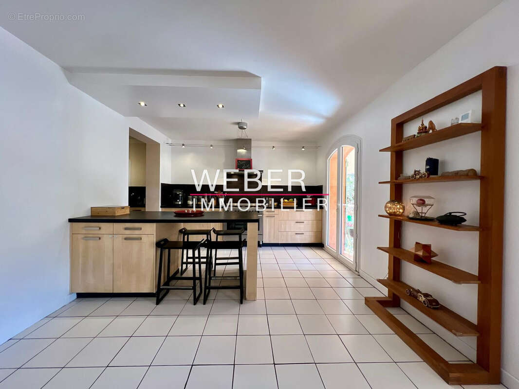 LE REVEST LES EAUX - Maison 182 m2 - 4 chambres Terrain 808 m2 - photo 5