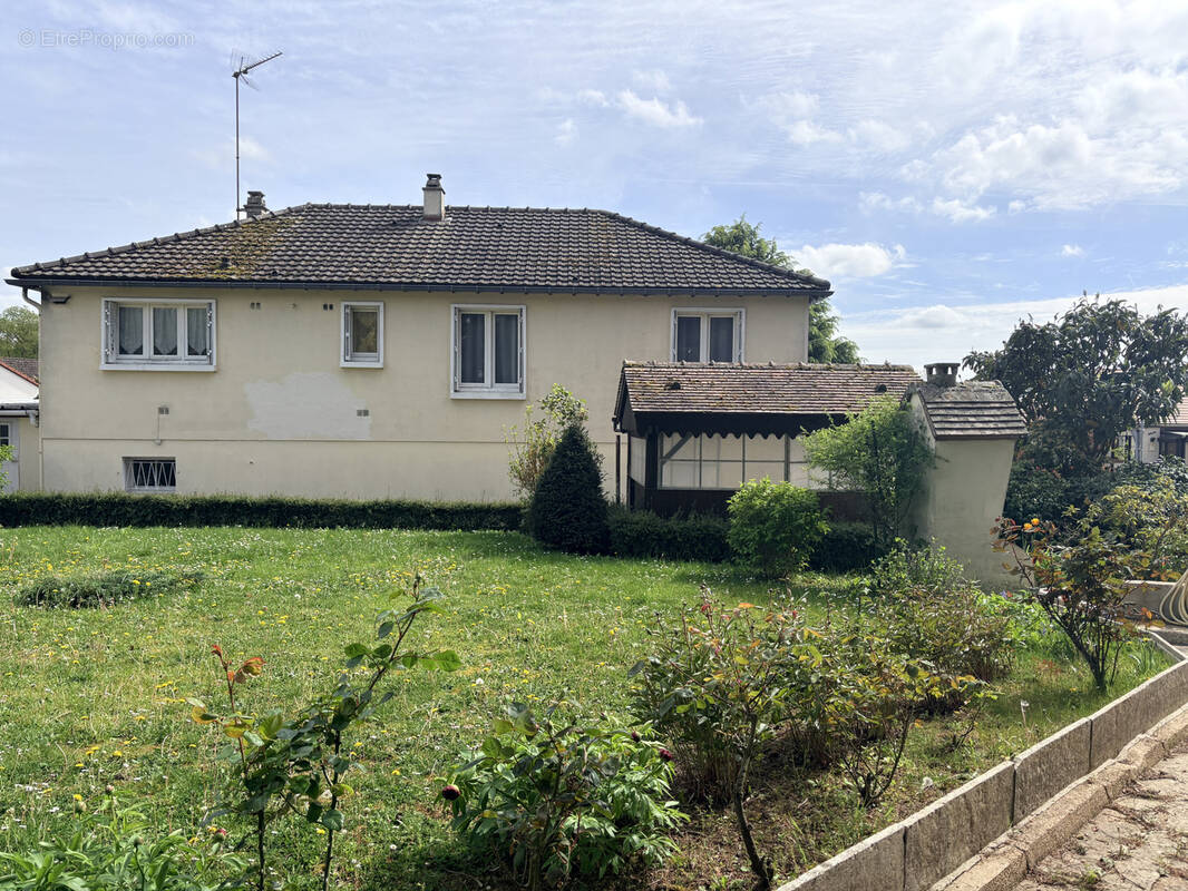 Maison à FONTAINE-LA-GUYON