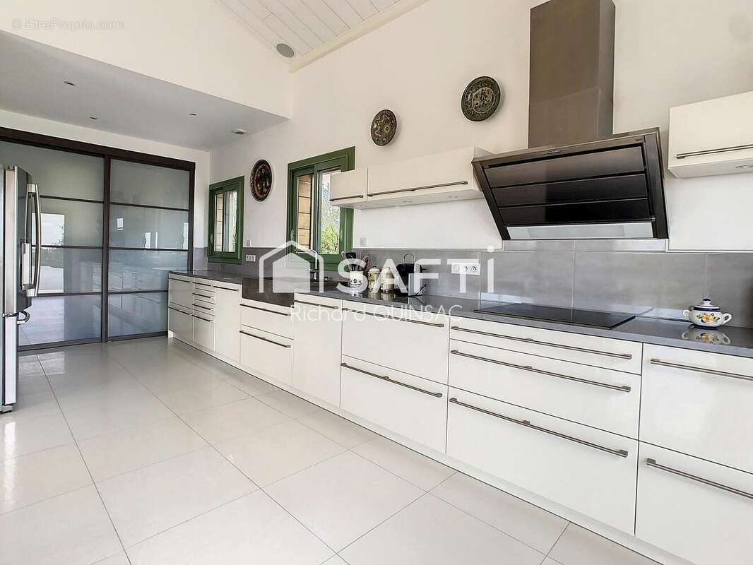 Maison 218 m² à Saint-Froult  - photo 2