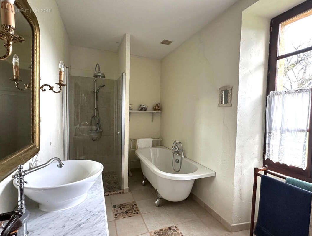 salle de bain et douche - Maison à FLEURANCE