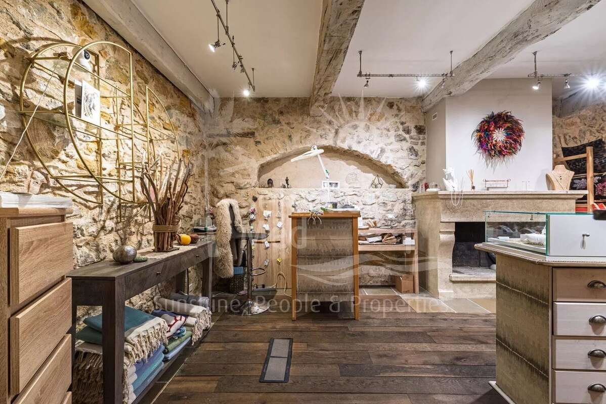 Commerce à VALBONNE