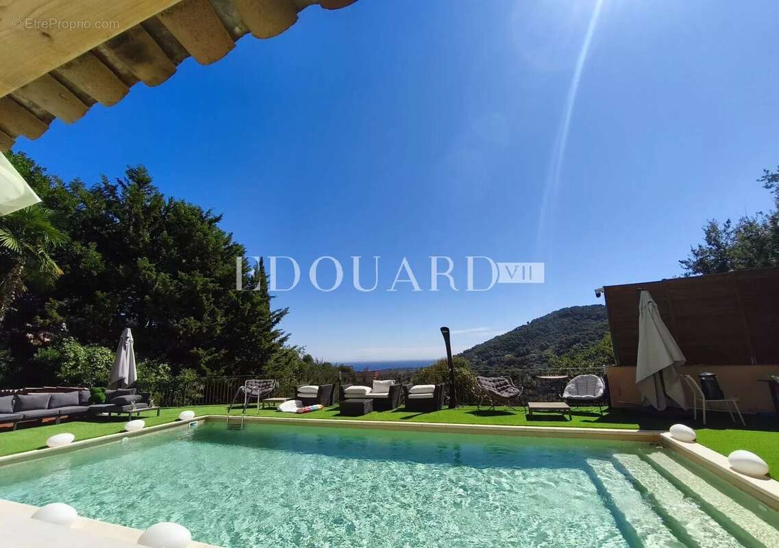 Splendide propriété de 300 m² en excellent état avec home cinéma, superbe piscine et pool house - photo 25