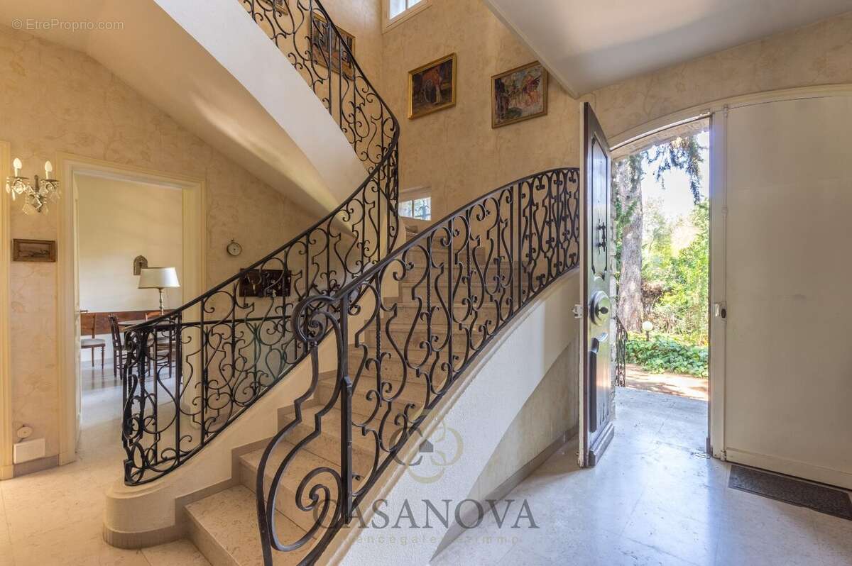Maison familiale de plus de 270 m² avec parc arboré de 3 000 m² aux Arceaux à Montpellier - photo 8