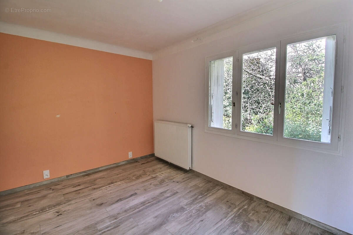 Maison à SAINT-CLEMENT-DE-RIVIERE