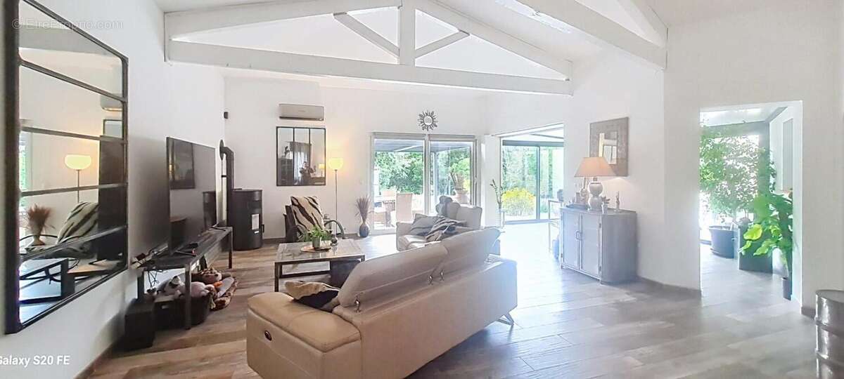 Villa spacieuse de 168m2 avec une piscine s'étendant sur 851m2 de terrain - photo 5