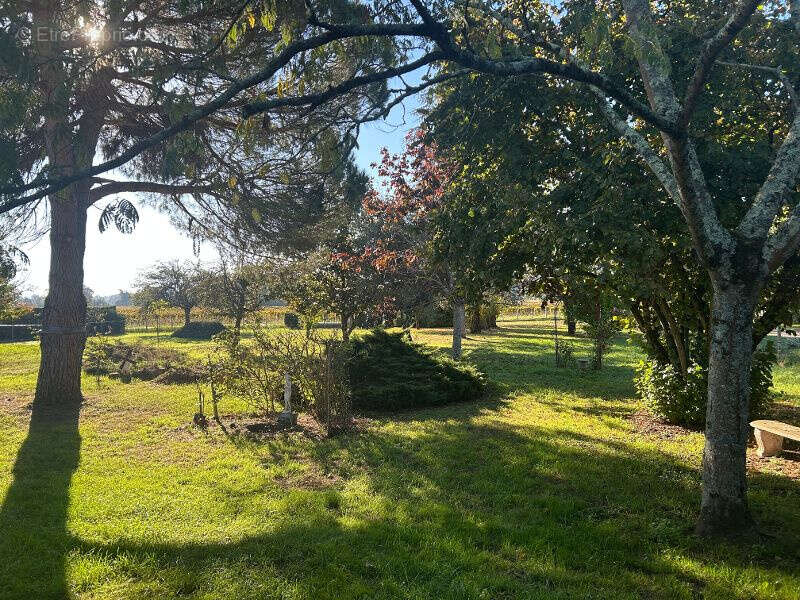 Maison à MOULIETS-ET-VILLEMARTIN