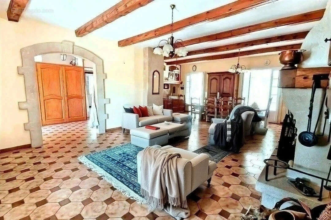 Maison à CRUVIERS-LASCOURS