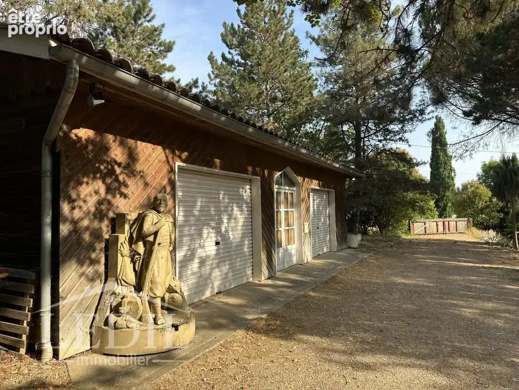 Propriété sur un parc arboré avec son terrain de tennis - photo 4
