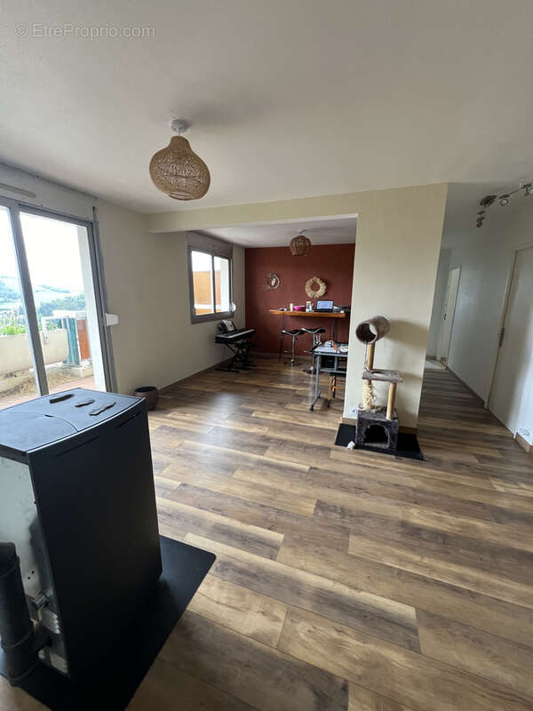 Appartement à SAINT-PRIEST-EN-JAREZ