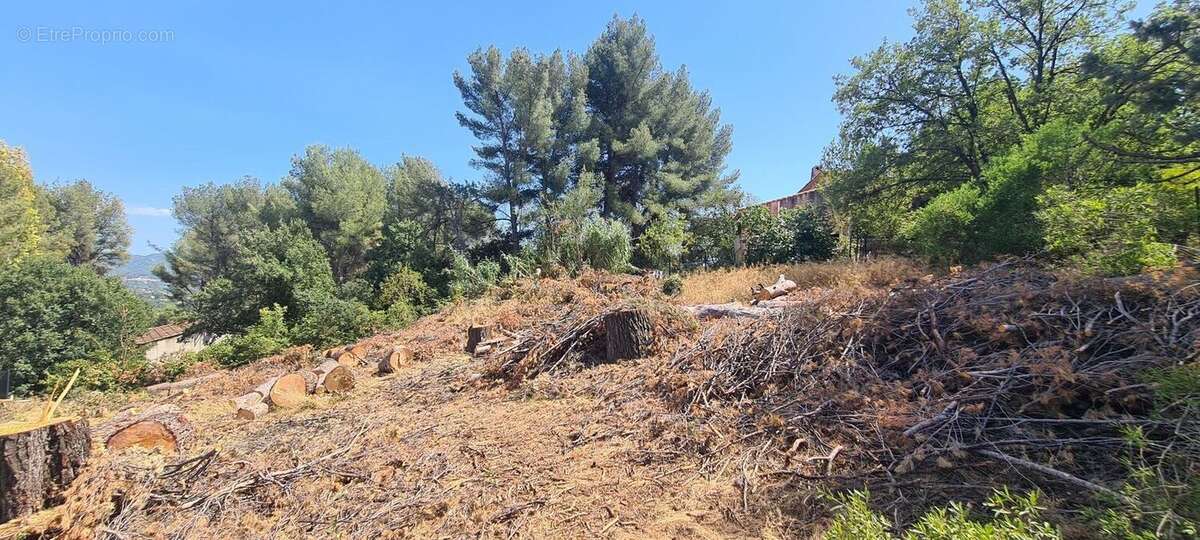 AUBAGNE-A VENDRE-TERRAIN 850M²-CALME-PROXIMITE COMMERCES - Terrain à AUBAGNE