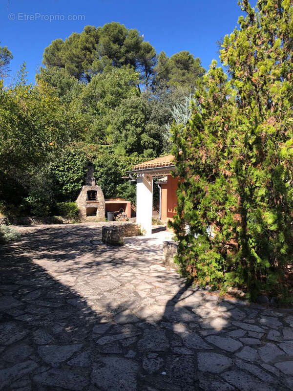 Roussillon, à deux pas du village, découvrez cette maison avec maison indépendante. - photo 8